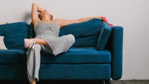 Frau auf Sofa