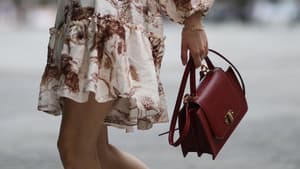 Frau trägt Tasche