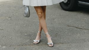 Streetstyle mit silberfarbenen Sandalen