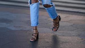 Frau trägt schwarze Sandalen