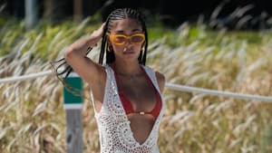 Frau in rotem Bikini