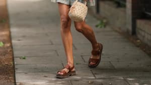 Frau mit braunen Sandalen Steetstyle