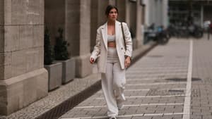 Nadine Klein mit Sneakern von Axel Arigato