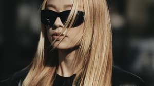 Frau mit blond gefärbten Haaren