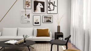 Wohnzimmer mit Couch Stuhl und Bildern an den Wänden