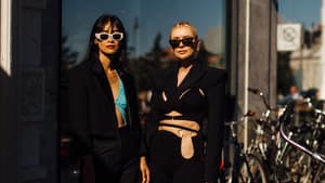 zwei stylische Frauen auf der Copenhagen Fashion Week Streetstyle