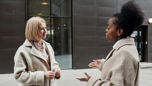 Zwei Frauen unterhalten sich