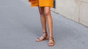 Frau in orangenem Midikleid