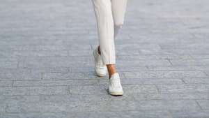 Olivia Palermo trägt weiße Sneaker