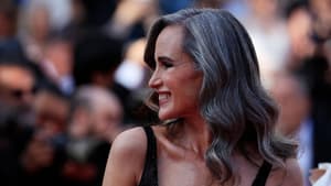 Andie McDowell mit grauem Haar