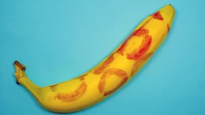 Banane mit Lippenstiftabdruck