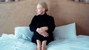 Frau sitzt traurig auf dem Bett