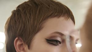 Frau trägt Pixie Cut auf Valli Fashion Show