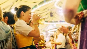 Frau trinkt Maß Bier