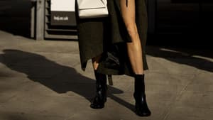 Frau in schwarzen Stiefeletten