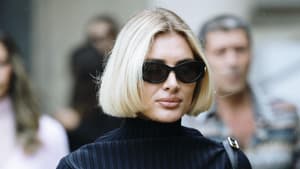 Frau mit blondem Bob