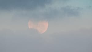 Vollmond am Himmel zwischen den Wolken
