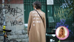 Frau mit Statement-Mantel