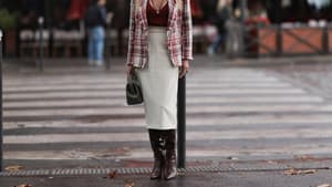 Frau trägt braune Stiefel