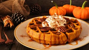 Runde Kürbis-Waffel auf einem Teller
