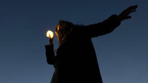 Frau hält eine kleine Lichtkugel in der Hand