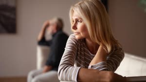 Mann und Frau sitzen nach einem Streit auf einer Couch
