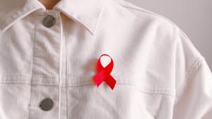 Aids Logo auf Hemd