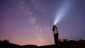Frau vor Sternenhimmel
