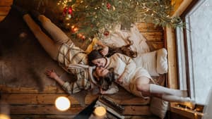 Glückliches Paar unterm Tannenbaum
