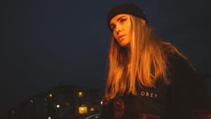 Frau mit  Mütze in der Nacht