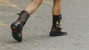 Frau trägt auf Londoner Fashion Week braunen Biker Boot