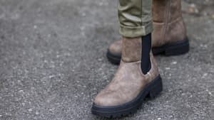 Frau trägt braune Chelsea Boots Streetstyle