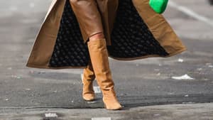 Frau trägt braune Wildlederstiefel