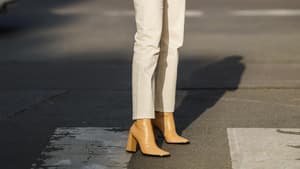 Frau trägt beige Boots