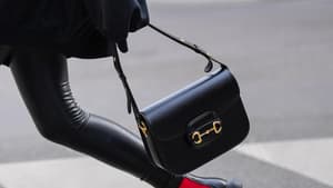 Xenia Adonts trägt schwarze Tasche
