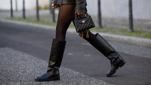 Frau trägt schwarze Stiefel