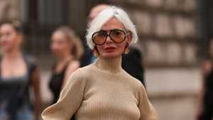 Grace Ghanem mit seitlichem Pony und großer Sonnenbrille.