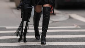 Olga Ferrara streetstyle mit rock schwarzer Jacke und Overknees