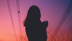 Silhouette einer Frau beim Sonnenuntergang