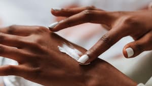 Creme auf Hand