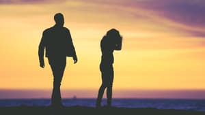 Silhouetten von einem Mann und einer Frau am Meer