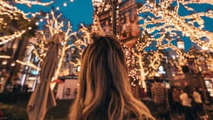 Frau auf Weihnachtsmarkt