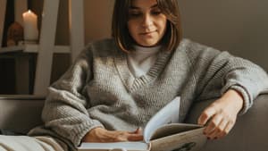 Frau liest Buch