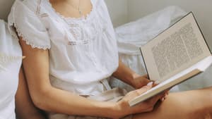 Frau liest Buch