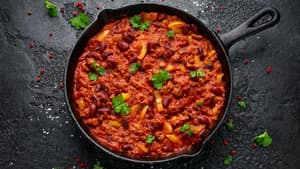 Chili sin Carne in einer schwarzen Pfanne
