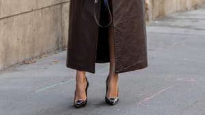 Darja Barannik trägt Pump in Schwarz und Silber auf Paris Fashion Week