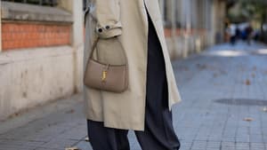 Frau mit Designer Tasche