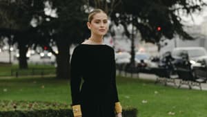 Frau im schwarzen Midi-Kleid