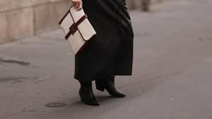 Frau in einem Maxikleid mit spitzen Boots