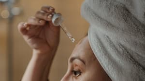 Frau trägt Gesichtsöl auf